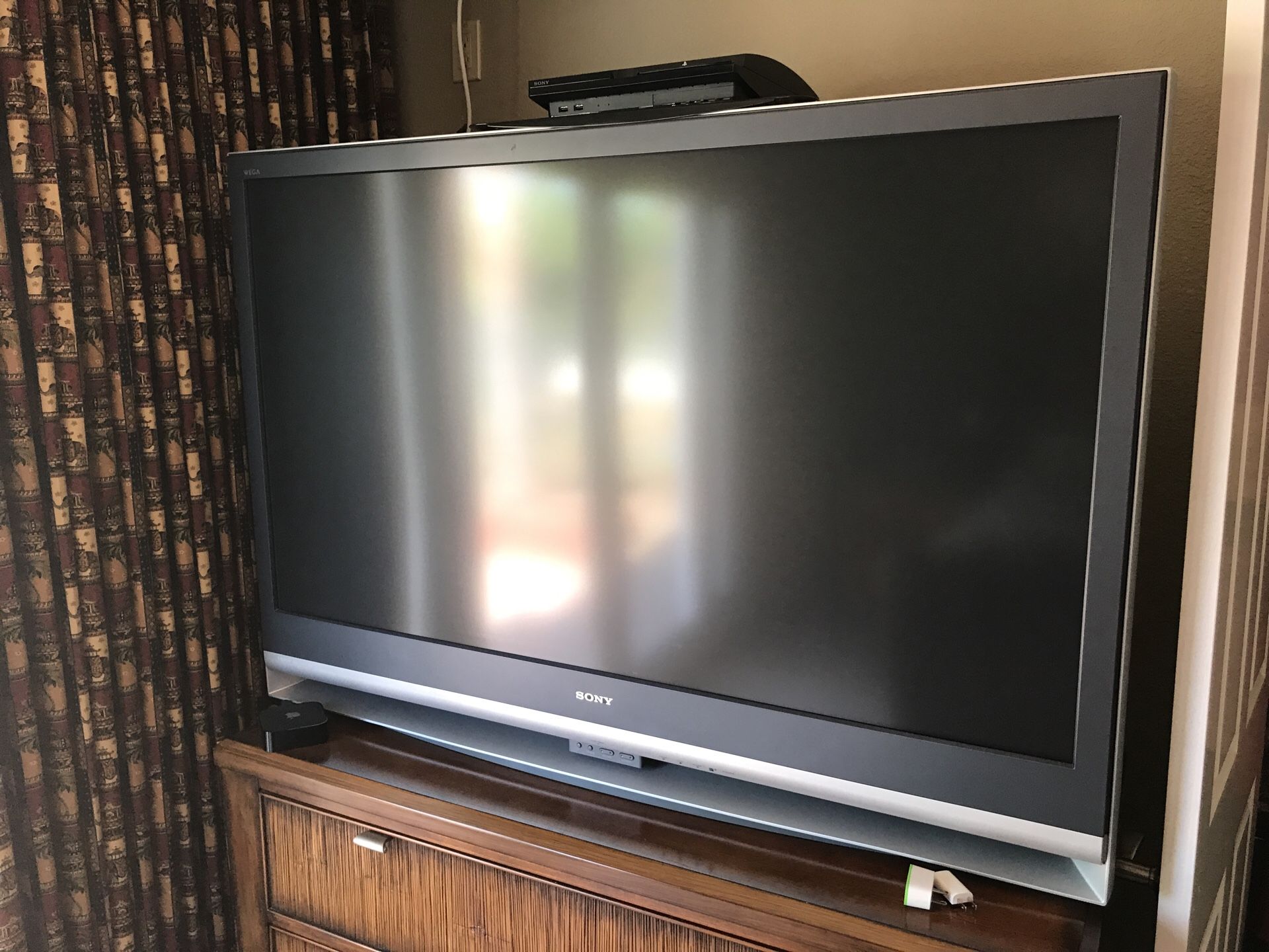 Sony Grand WEGA KDF-55E2000 55-Inch 3LCD Rear Projection Television
