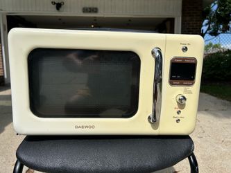 Daewoo Retro Countertop Microwave