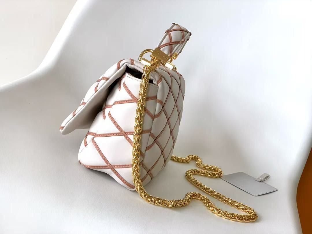 Fashionable diamond-pattern chain bag