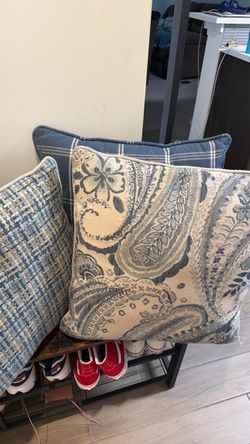Decor pillows (6)