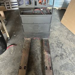 Raymond 4500 Lbs Capacity Pallet Jack