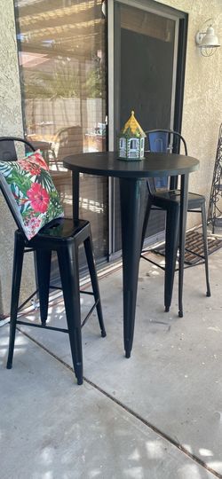 Beautiful Metal bar set table size 30” top and 41inc tall good condition