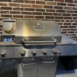 Stainless Steel Dyna Glo Grill with a side burner - Fully Functional 