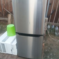Insignia Refrigerator With Freezer 