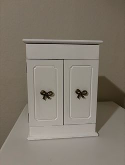 Wooden jewelry box