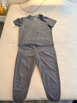 FIGS Heather Gray Scrub Set – V-Neck Top & Jogger Pants