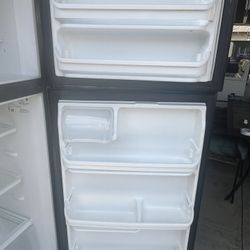 Apartment Refrigerator Has Ice Maker 