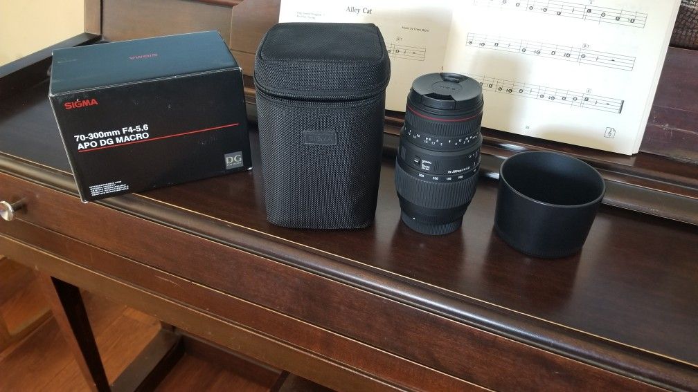 Sigma 70-300mm F4-5.6 APO DG Macro lens for Sony A mount