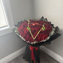 100 Roses  Hart Shap Bouquet 