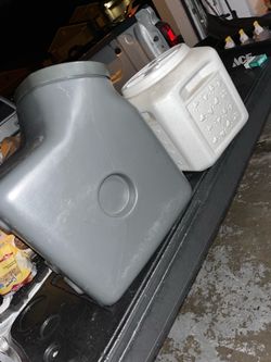 Pet food container
