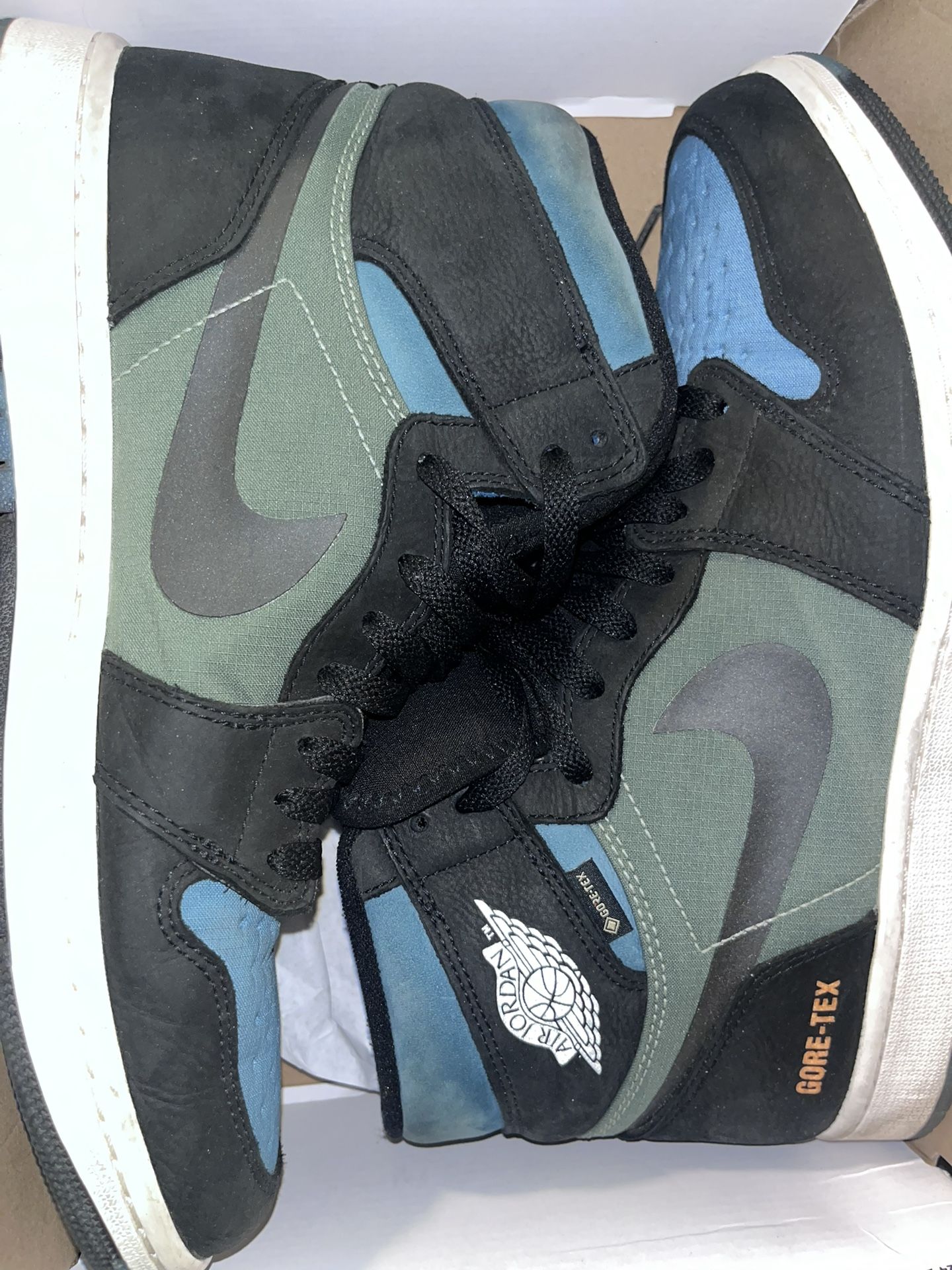 Air Jordan 1 Mid SE