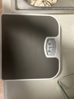 Bathroom Scale - Accurate up to 300 lb, Like New
