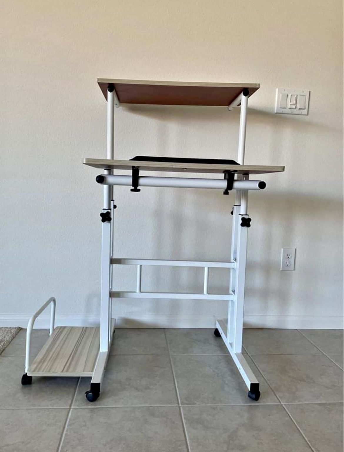 Standing adjustable desk