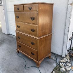 Dresser. Free