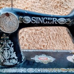 1910 Singer Sewing Machine, , has bottom frame. wood drawers need to replaced/FREE