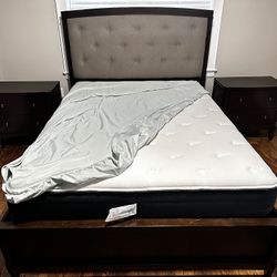 Queen Bedroom Set Like New With Mattress 
