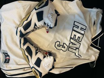 Olympic 6s 👟worn 3 times comes with Og box 📦 size 7y d.wade jersey size L …shoes are 40$