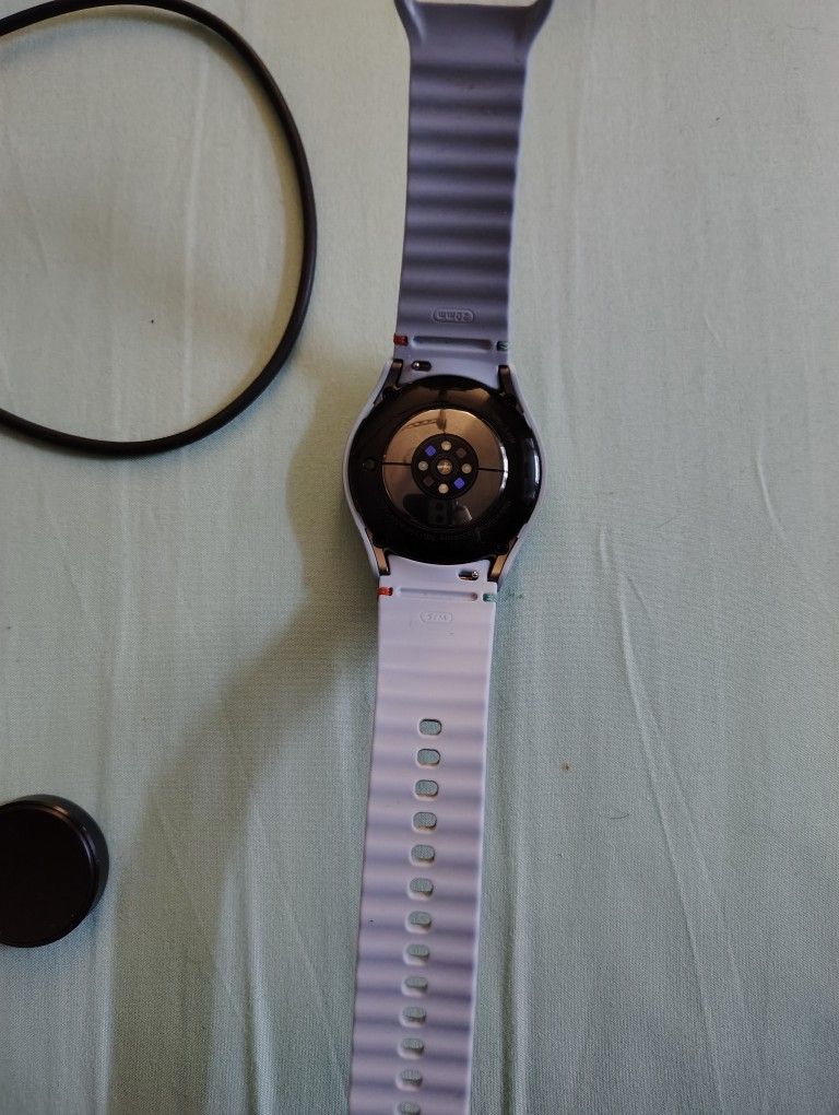 Samsung Galaxy Smart Watch https://offerup.com/redirect/?o=NDQubW0= Comes With Charger