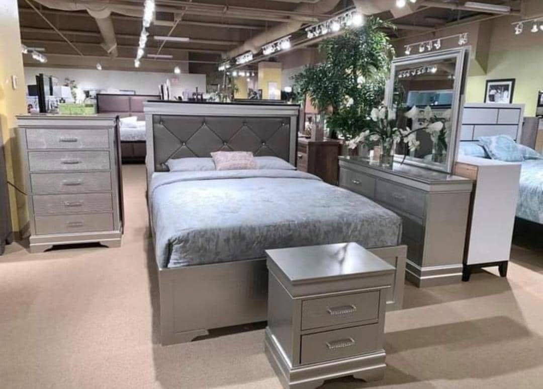 Bedroom Set Queen For Sale. New!!