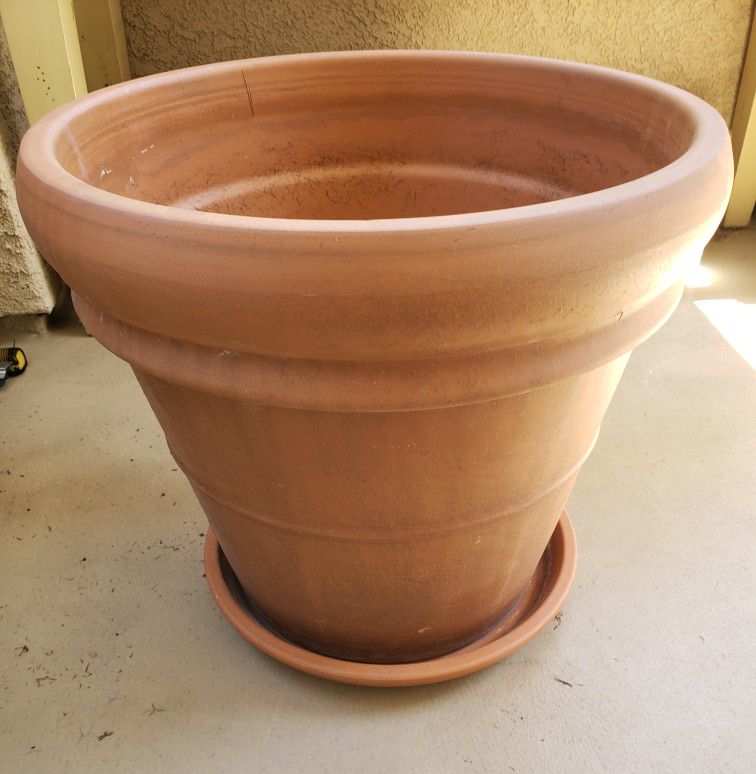 Large 18" Pennington Terracotta Pot w/ Saucer