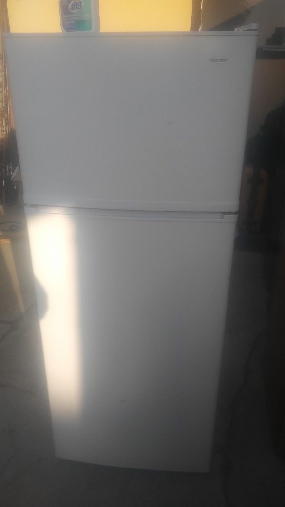 Kenmore medium size Refrigerator 59"H x 24"W x 25"D