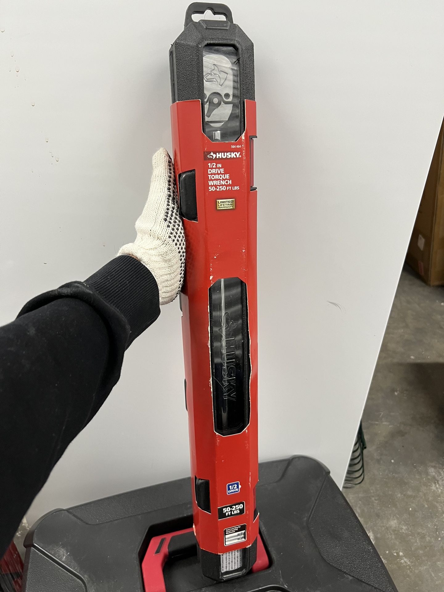 HUSKY 1/2 IN DRIVE TORQUE WRENCH 50-250 FT LBS.