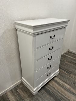 Mayville 5 Drawer Chest in White
