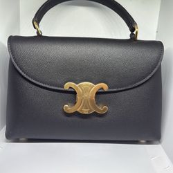 beautiful purse ! $300 delivery 🚚 included!