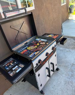 Blackstone Bronco Plancha Omnívora de 3 Quemadores 28" XL con Estantes Laterales Dobles у Gabinete