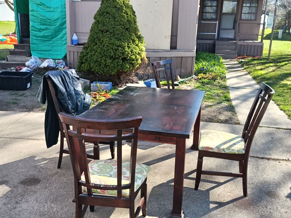 Table And Chairs And so Much More Yard Sale Today 04/07/24 