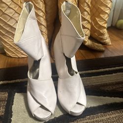 White Mini Boot Size 7.5