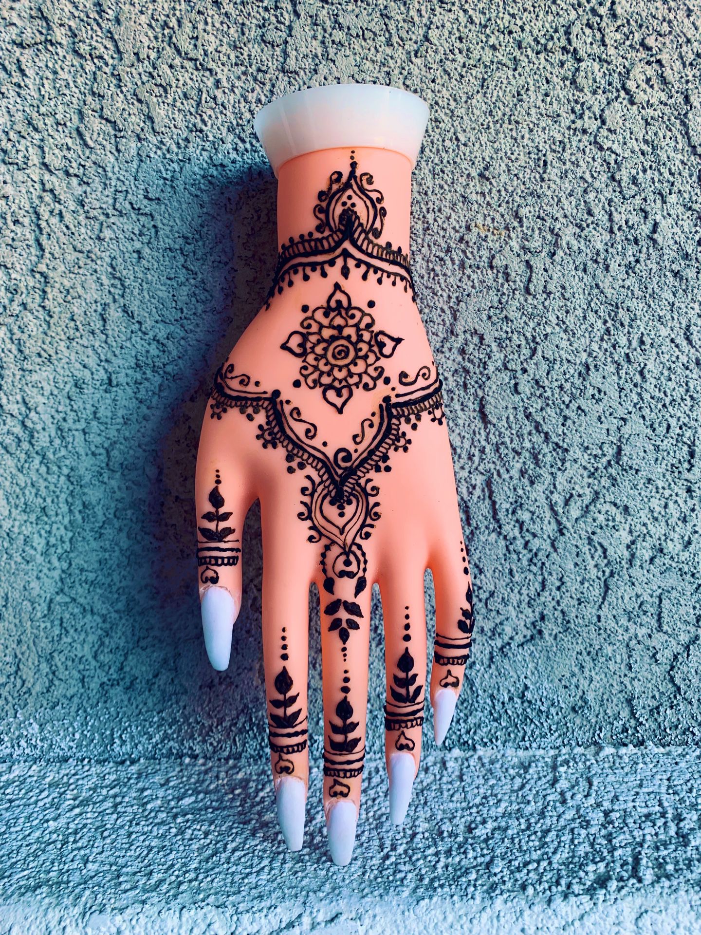 Henna, nails by @ameyatzin_beauty