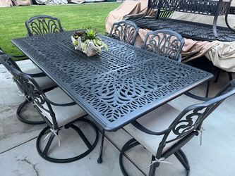 Luxury Patio 7 PC outdoor dining set. Like new