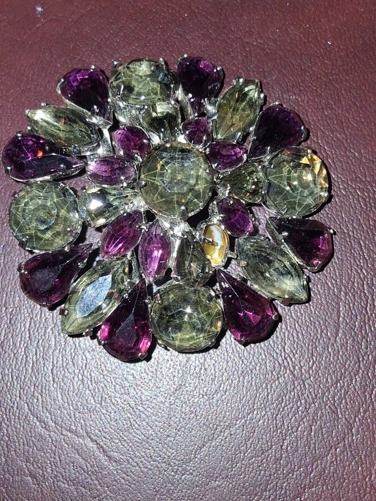 Set Of 7 Vintage Brooches.  