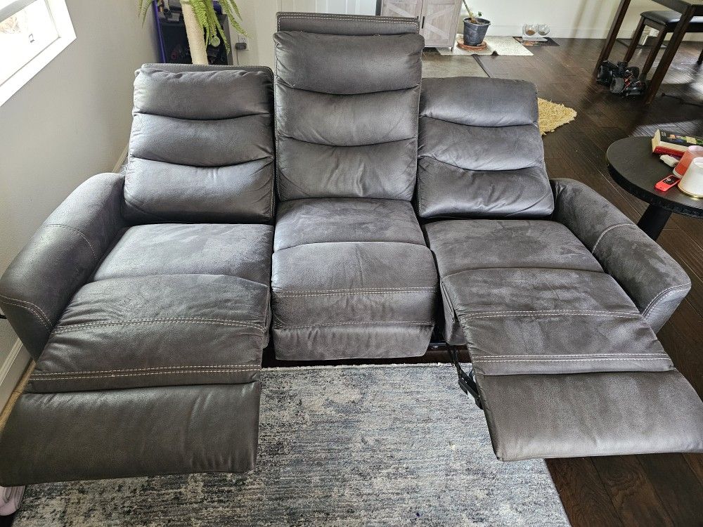 Electric Reclining Couch. Clean And No Damage.