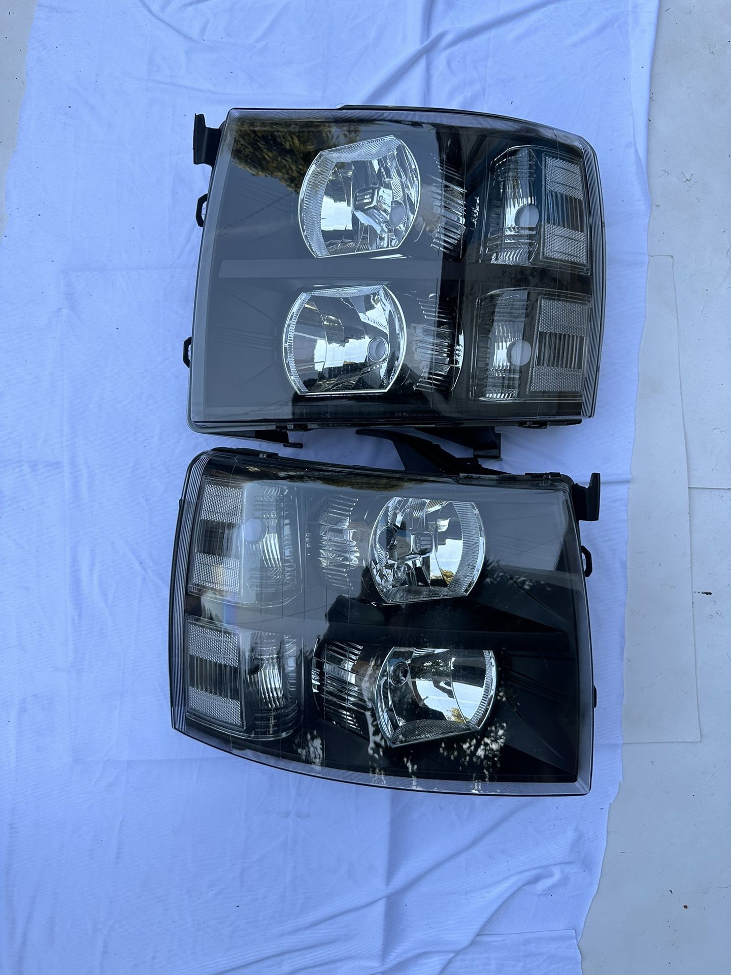 Chevy Silverado 1500/2500/3500 Headlight Year 2007-2013
