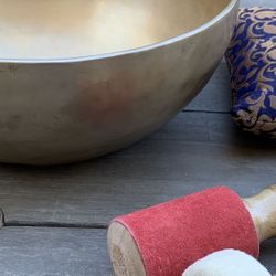 11" C Note - Singing Bowl Set , Hand-hammerede Tibetan Singing Bowl Set for Meditation, Healing, Mindfulness, Relaxation , Wooden Mallet, drum-stick,