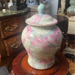 A Hand-Pained Ginger Jar Chinois Chinoiserie 