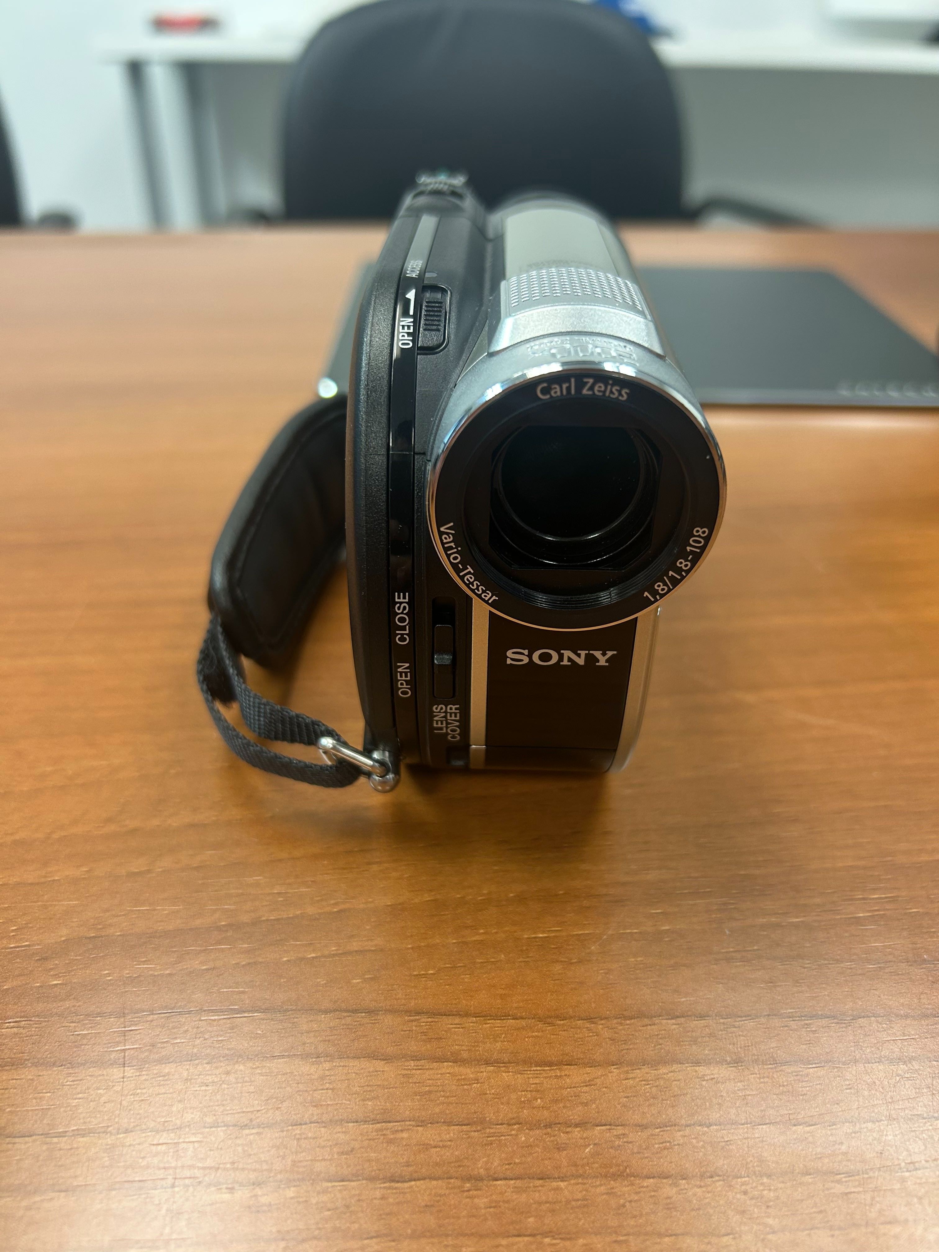 Sony Handycam DCR-DVD650 W/ Carrying Bag