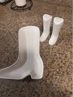 Boot shape salt and pepper shakers with plate