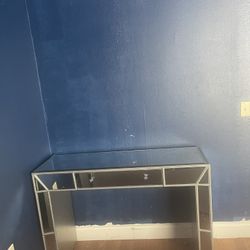 ‏elling queen sized bed,night stand, and desk  