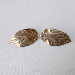 vintage gold tone leaf clip earrings 1 1/2 inches