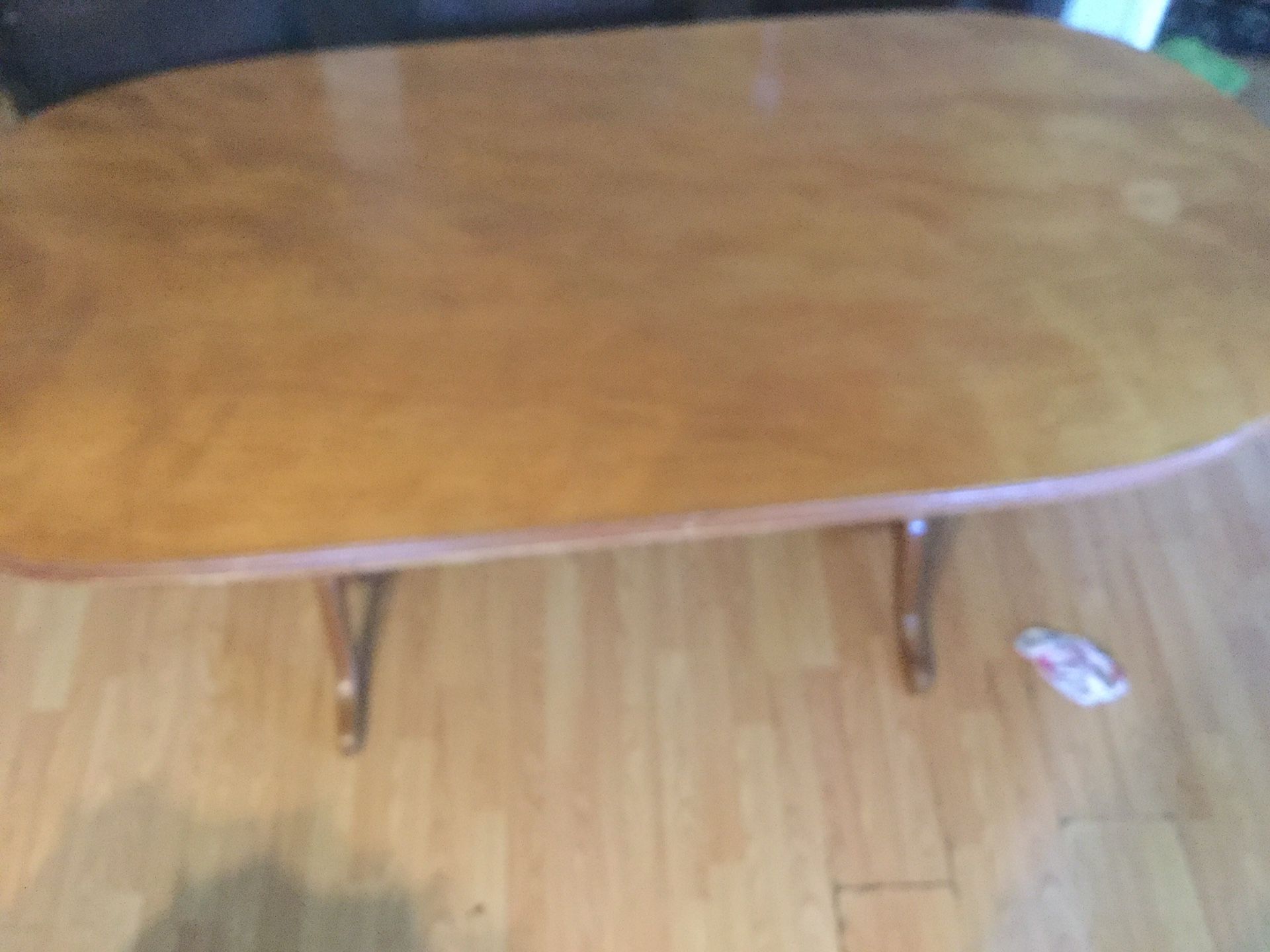 Free oval table