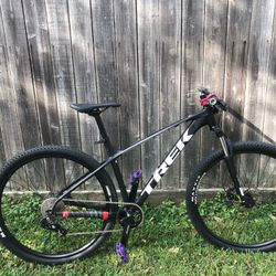 Mountain Bike, Trek marlin 5, Large Frame