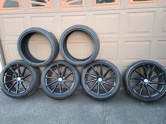 Vossen 22" and 2 brand new tires the others in good condition.. 5x108-120.65 Bolt Pattern Not Staggered
