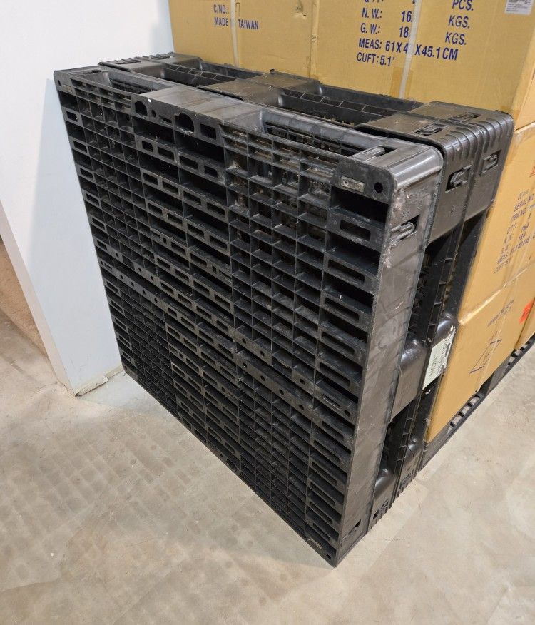 PLASTIC PALLETS