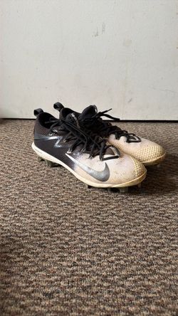Baseball cleats