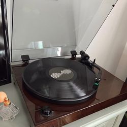 Vintage Walnut Record Player | Elegant Old Money Aesthetic | Premium Sound