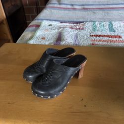 Roxy Black Leather Mule Clogs