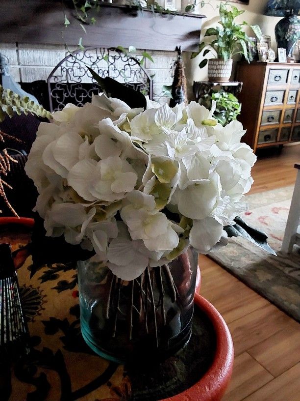 Pottery Barn Faux Hydrangea Flower Arrangement In A Clear Glass Vase. Retail Price $49.50.